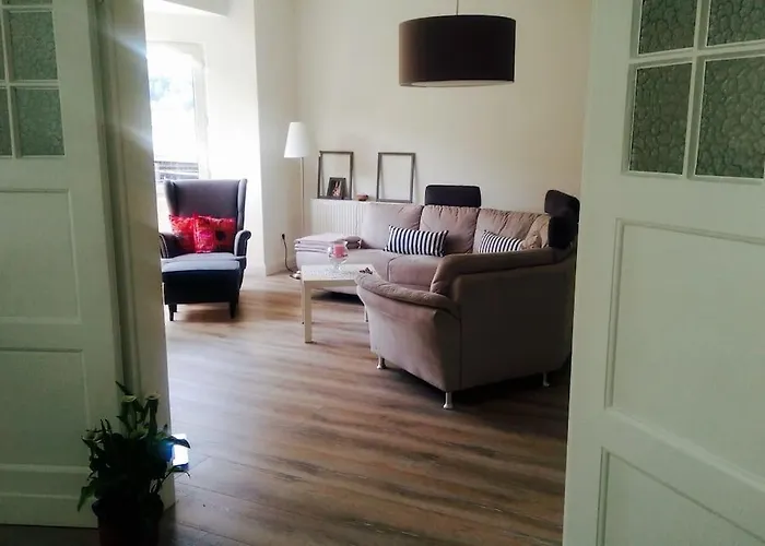 Gemuetliche 144qm Altbauwohnung In Am Hbf *